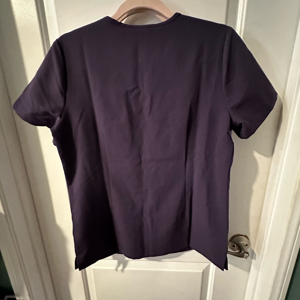 FIGS Scrub Top new with tags - Picture 3 of 4
